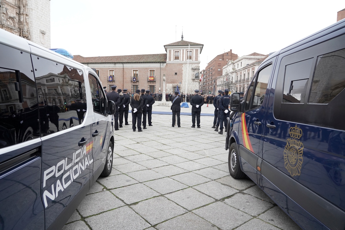 Acto de izado de la bandera con motivo del 200 aniversario del nacimiento de la Policía Nacional.  / MIRIAM CHACÓN / ICAL