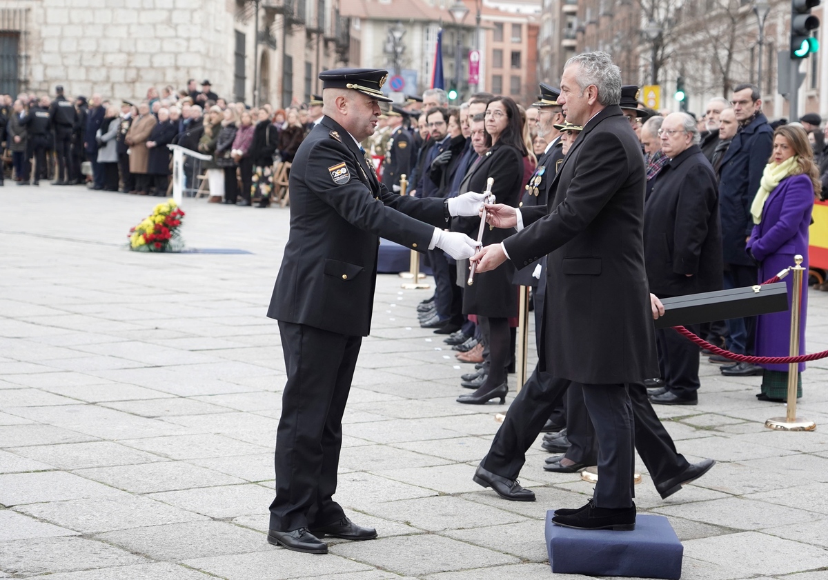 Acto de izado de la bandera con motivo del 200 aniversario del nacimiento de la Policía Nacional.  / MIRIAM CHACÓN / ICAL