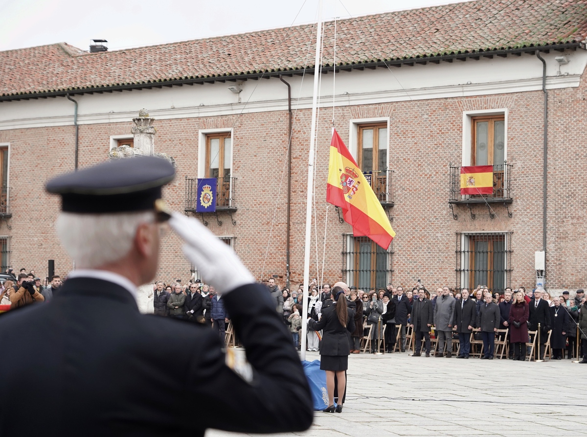 Acto de izado de la bandera con motivo del 200 aniversario del nacimiento de la Policía Nacional.  / MIRIAM CHACÓN / ICAL