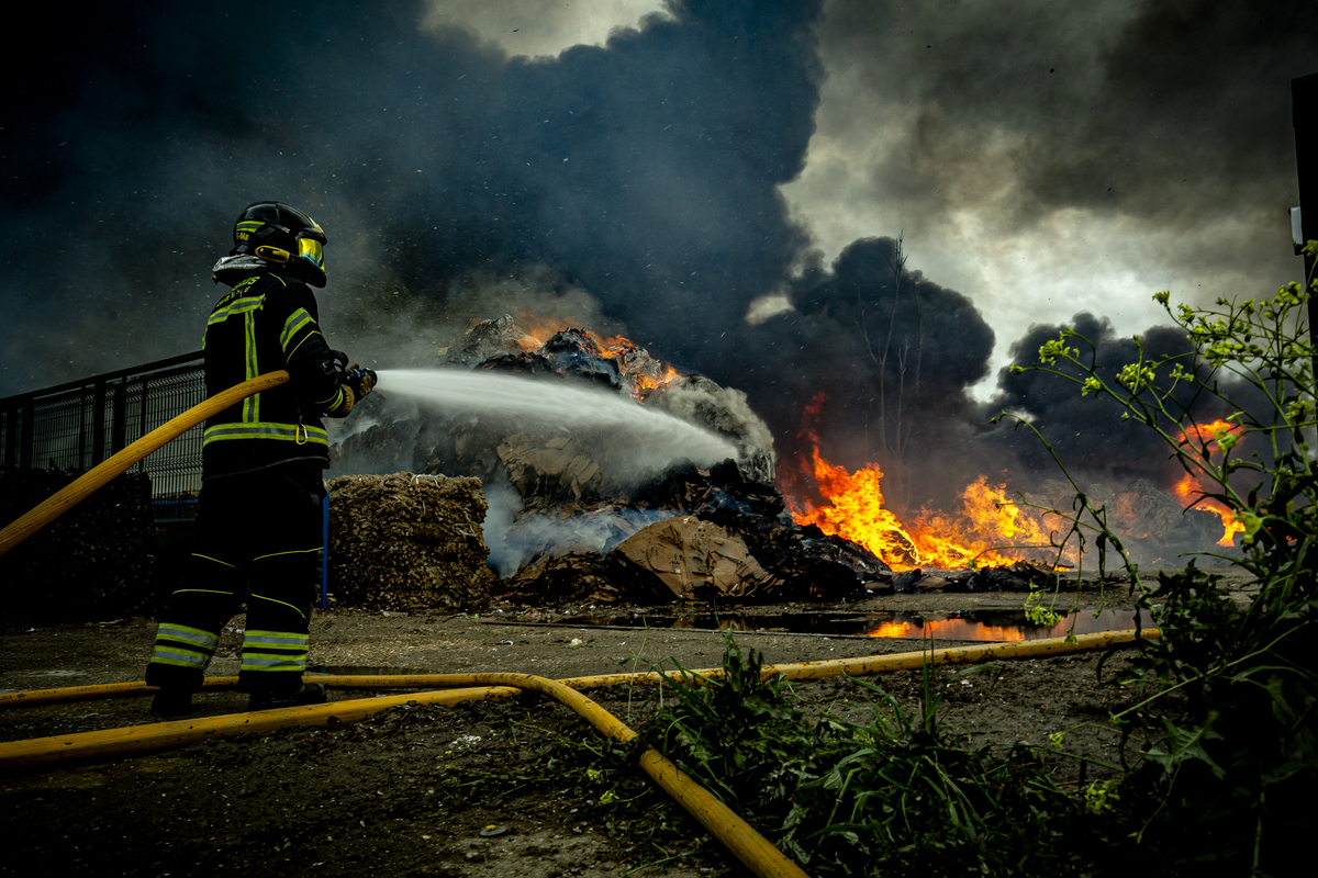 Incendio en una planta de cartones y plásticos en Aldeamayor  / JONATHAN TAJES