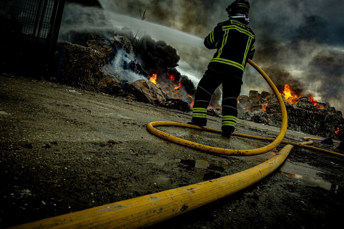 Incendio en una planta de cartones y plásticos en Aldeamayor  / JONATHAN TAJES