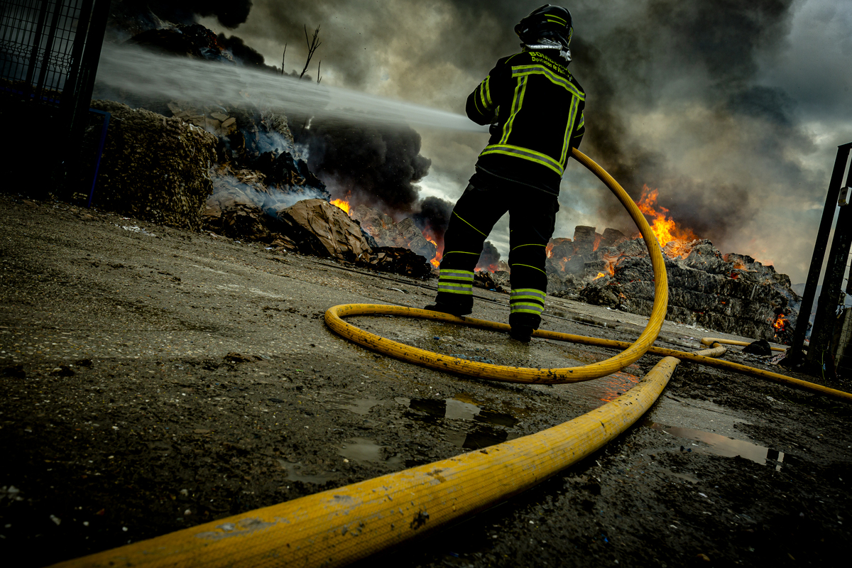 Incendio en una planta de cartones y plásticos en Aldeamayor  / JONATHAN TAJES