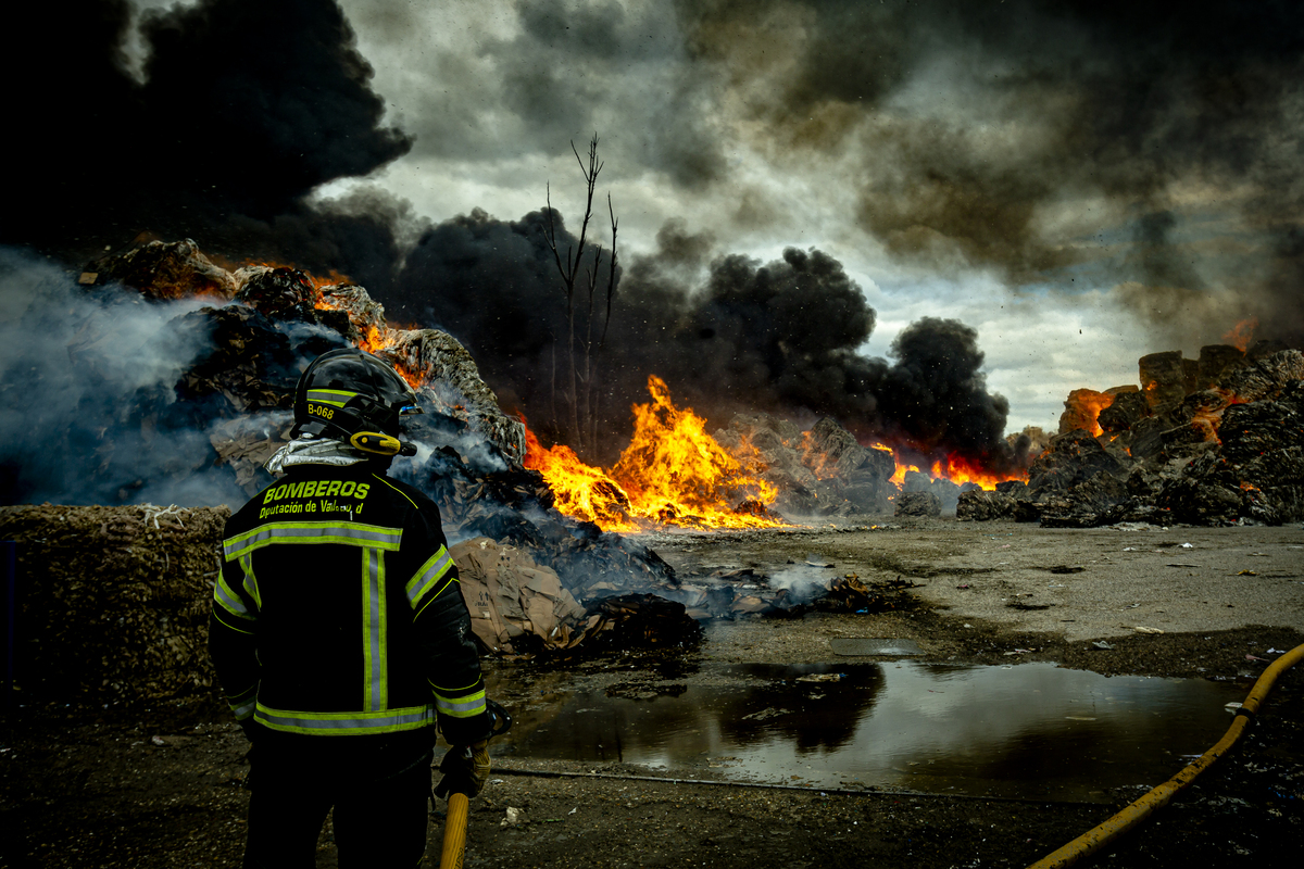 Incendio en una planta de cartones y plásticos en Aldeamayor  / JONATHAN TAJES