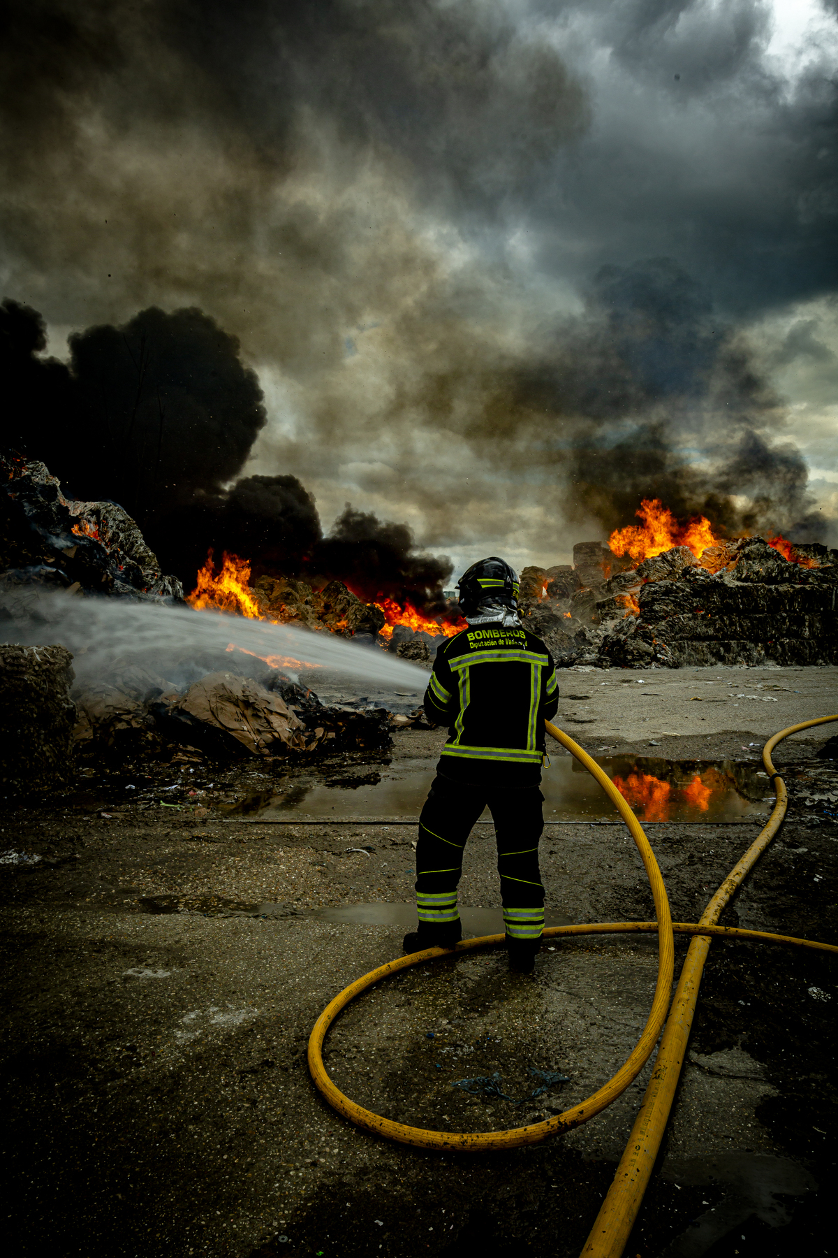 Incendio en una planta de cartones y plásticos en Aldeamayor  / JONATHAN TAJES