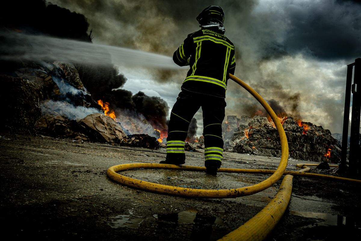 Incendio en una planta de cartones y plásticos en Aldeamayor  / JONATHAN TAJES