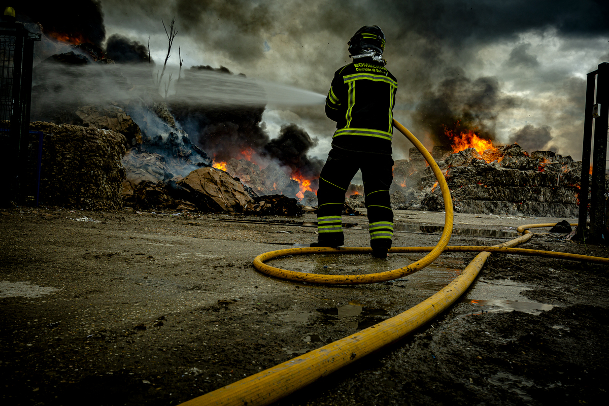 Incendio en una planta de cartones y plásticos en Aldeamayor  / JONATHAN TAJES