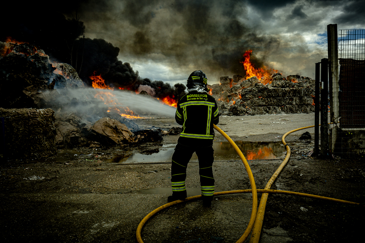 Incendio en una planta de cartones y plásticos en Aldeamayor  / JONATHAN TAJES