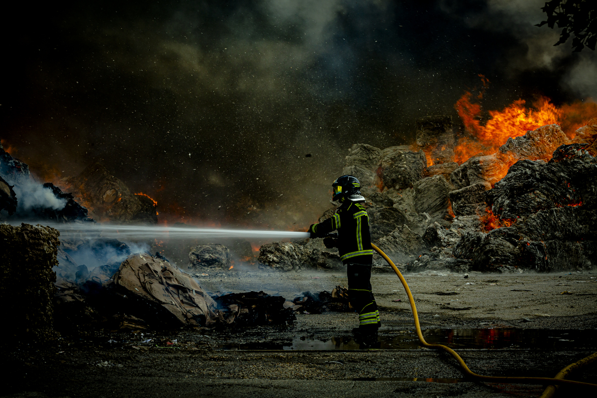 Incendio en una planta de cartones y plásticos en Aldeamayor  / JONATHAN TAJES