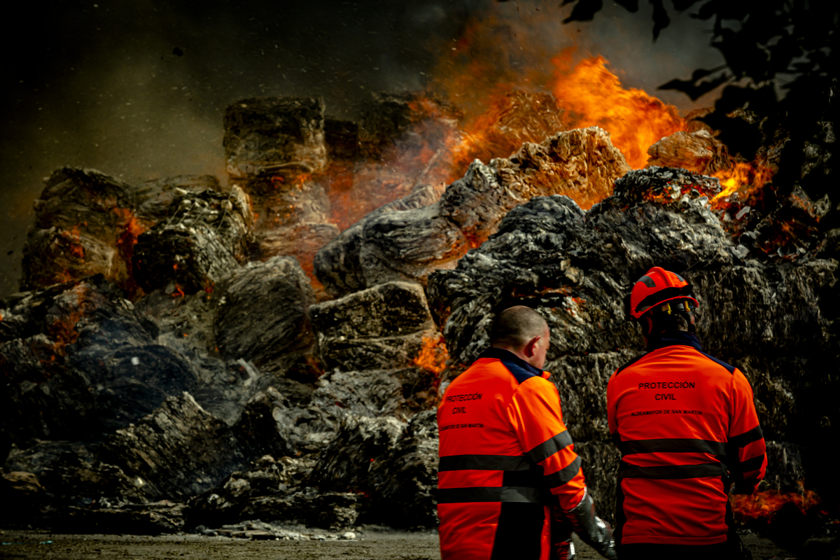 Incendio en una planta de cartones y plásticos en Aldeamayor  / JONATHAN TAJES