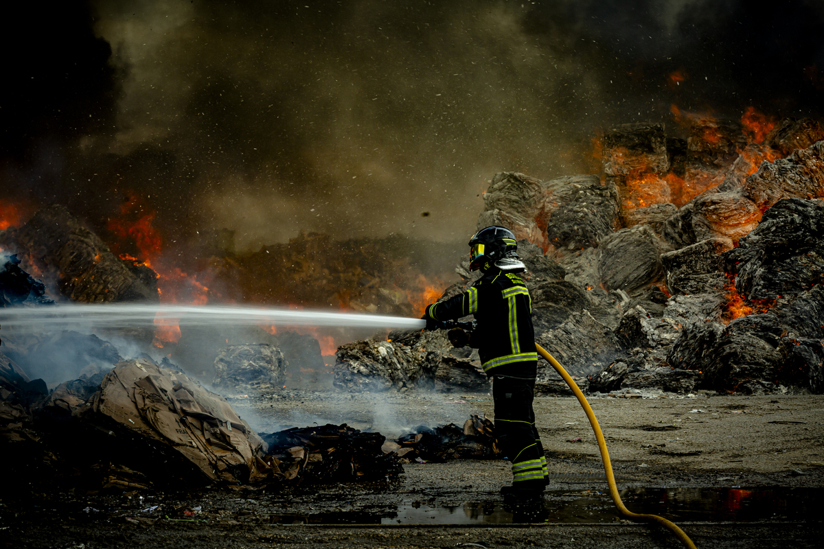 Incendio en una planta de cartones y plásticos en Aldeamayor  / JONATHAN TAJES