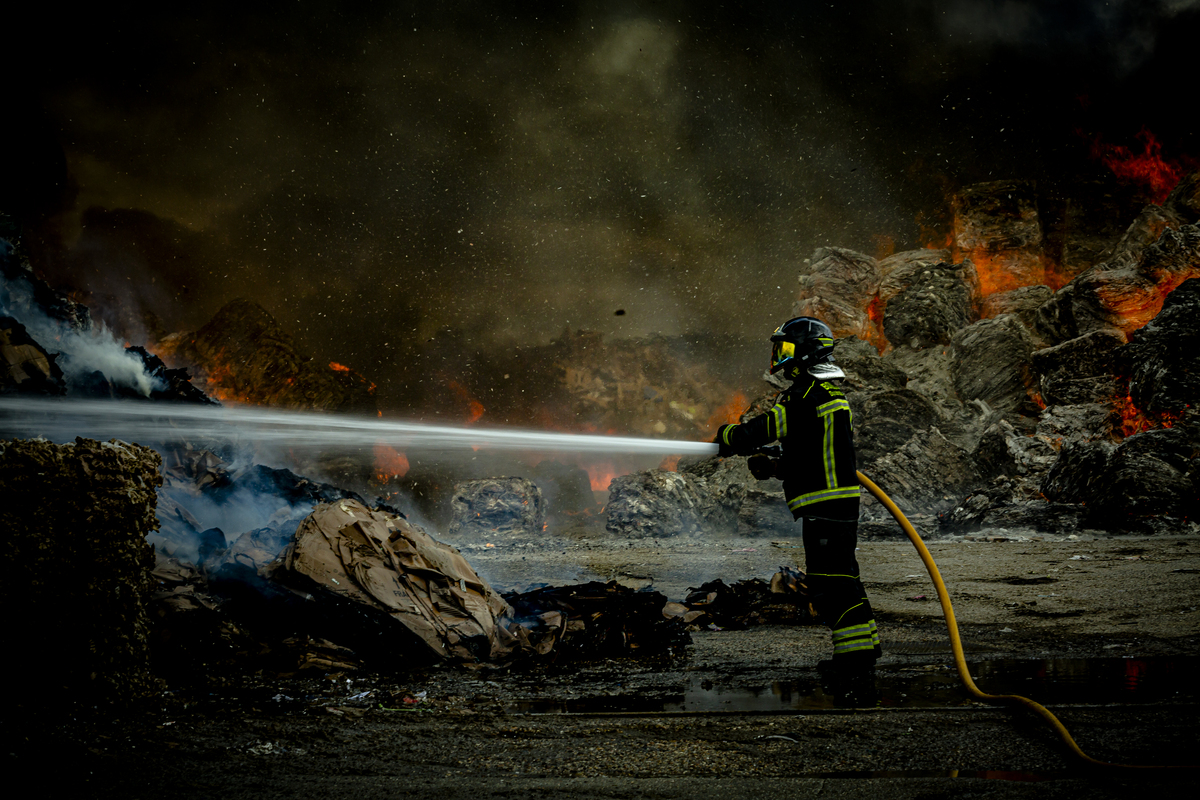 Incendio en una planta de cartones y plásticos en Aldeamayor  / JONATHAN TAJES