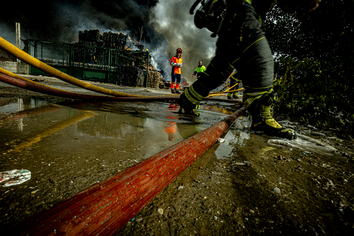 Incendio en una planta de cartones y plásticos en Aldeamayor  / JONATHAN TAJES