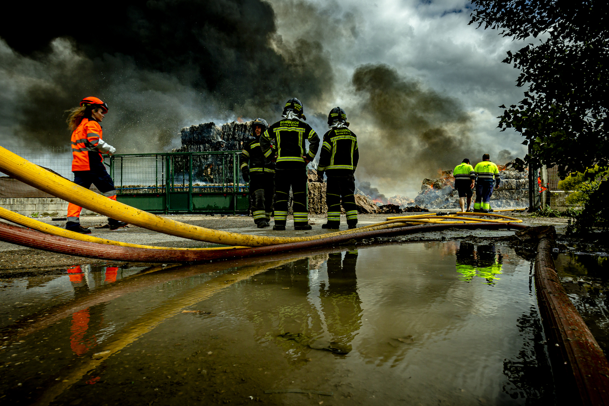 Incendio en una planta de cartones y plásticos en Aldeamayor  / JONATHAN TAJES