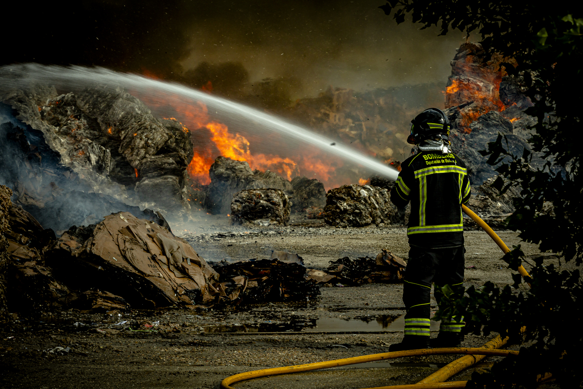 Incendio en una planta de cartones y plásticos en Aldeamayor  / JONATHAN TAJES