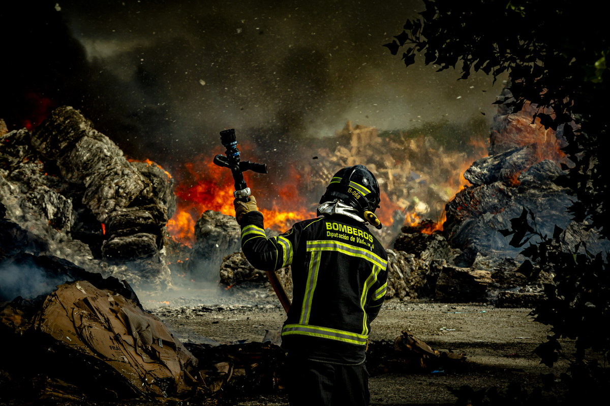 Incendio en una planta de cartones y plásticos en Aldeamayor  / JONATHAN TAJES