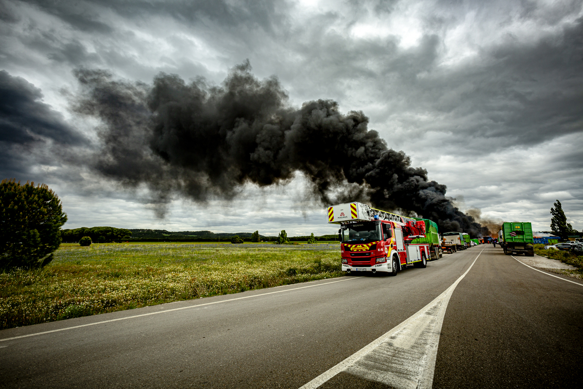 Incendio en una planta de cartones y plásticos en Aldeamayor  / JONATHAN TAJES