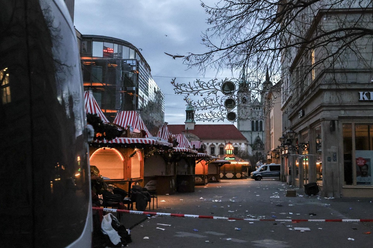 At least two dead and scores injured following vehicle-ramming attack on Christmas market  / FILIP SINGER (EFE)