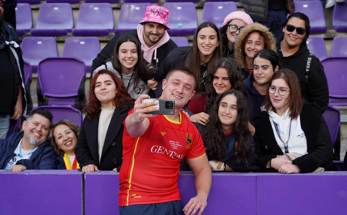 La selección española absoluta de rugby masculino se enfrenta a Fiyi en el estadio José Zorrilla de Valladolid.  / MIRIAM CHACÓN / ICAL