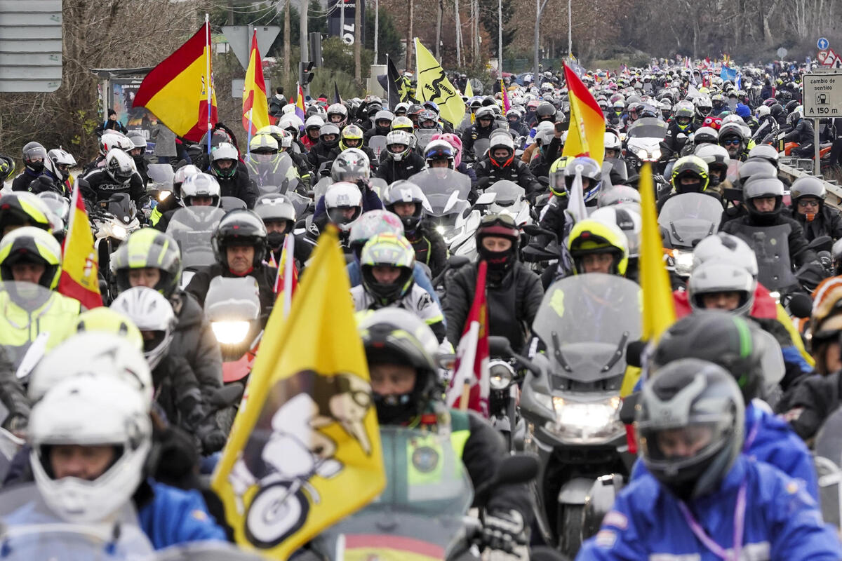 Miles de motociclistas circulan este sábado por las calles de Valladolid durante el tradicional desfile de banderas de Pingüinos 2024.   / EFE/NACHO GALLEGO