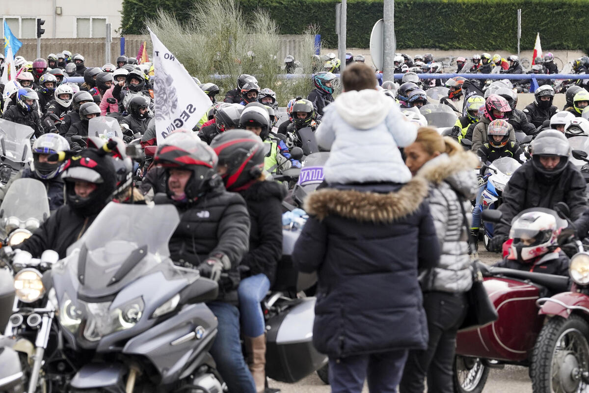 Miles de motociclistas circulan este sábado por las calles de Valladolid durante el tradicional desfile de banderas de Pingüinos 2024.   / EFE/NACHO GALLEGO