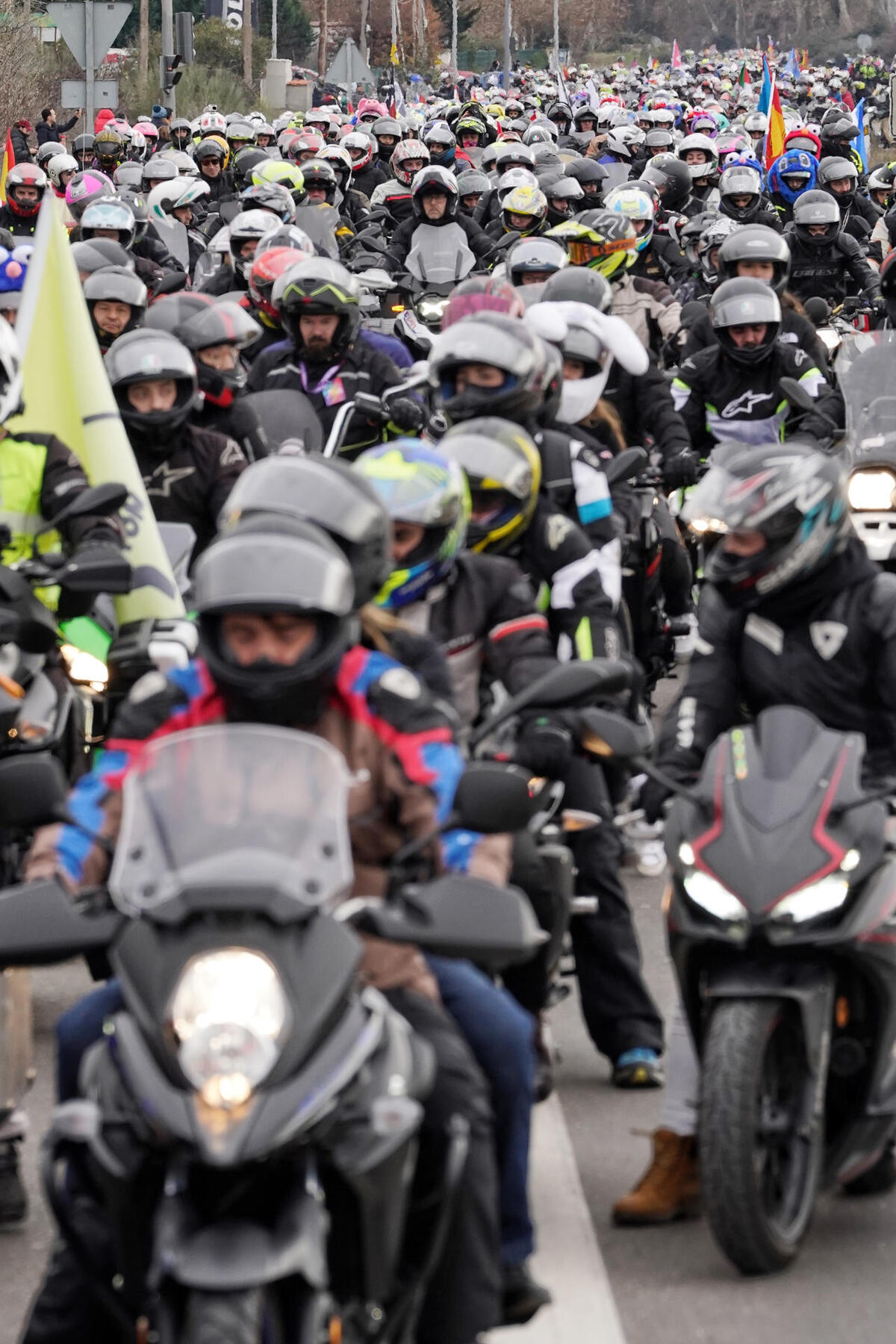 Miles de motociclistas circulan este sábado por las calles de Valladolid durante el tradicional desfile de banderas de Pingüinos 2024.   / EFE/NACHO GALLEGO