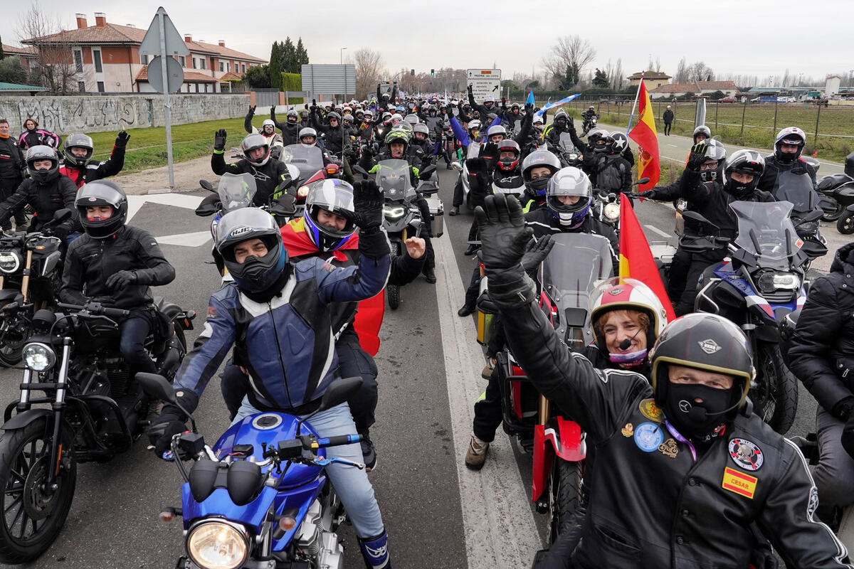 Miles de motociclistas circulan este sábado por las calles de Valladolid durante el tradicional desfile de banderas de Pingüinos 2024.   / EFE/NACHO GALLEGO