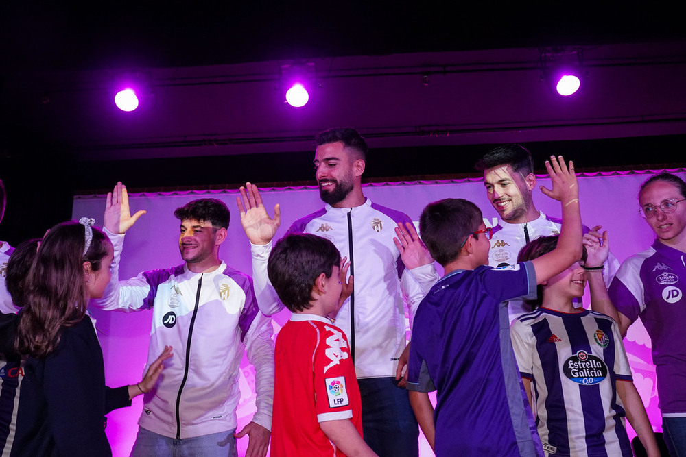 Ferreira y Meseguer, en primer plano, en una de las visitas del proyecto ‘El Pucela en tu escuela’.