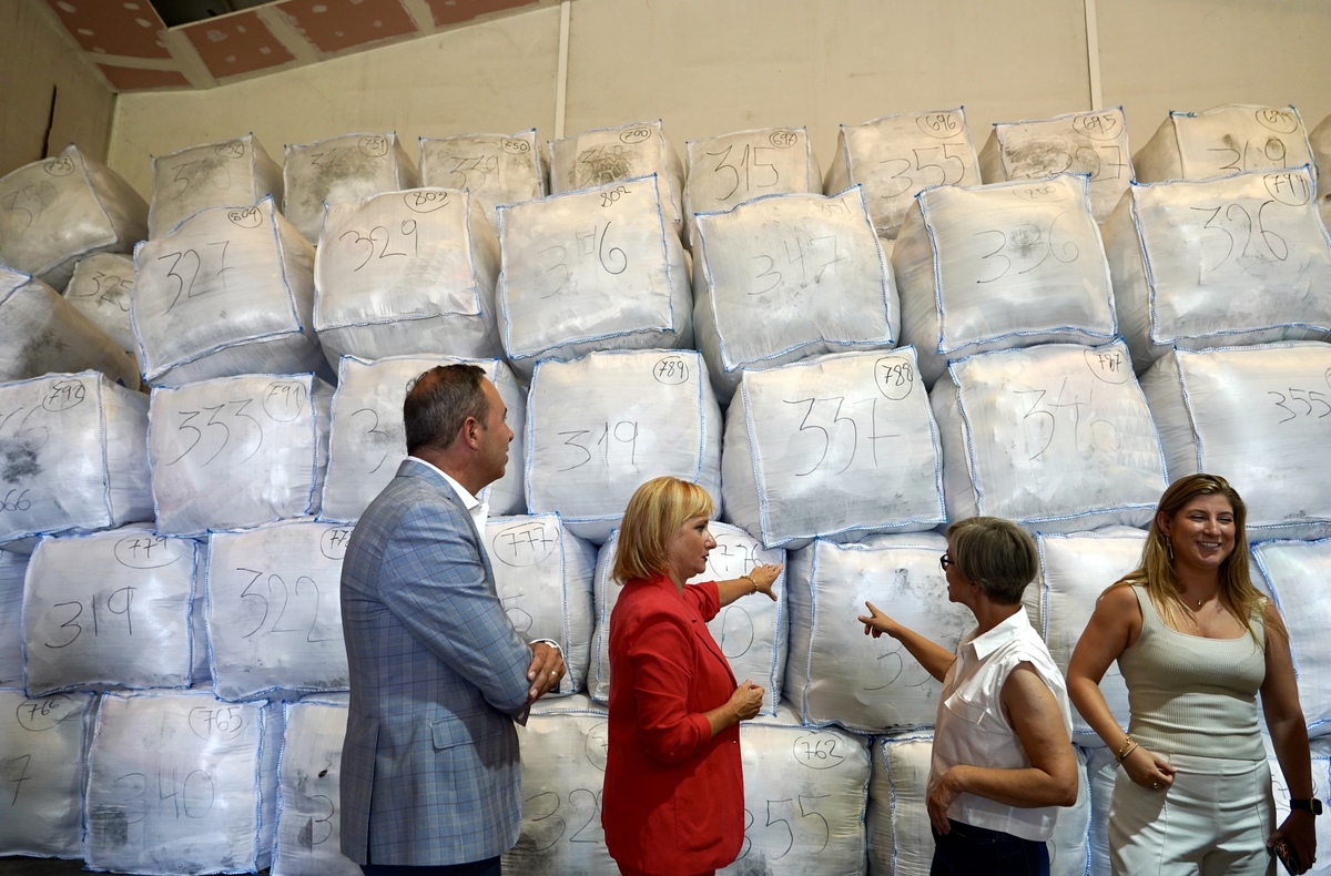 La consejera de Industria, Comercio y Empleo, Leticia García, visita las instalaciones de Arco Iris Prolava, en Santovenia de Pisuerga  / MIRIAM CHACÓN / ICAL