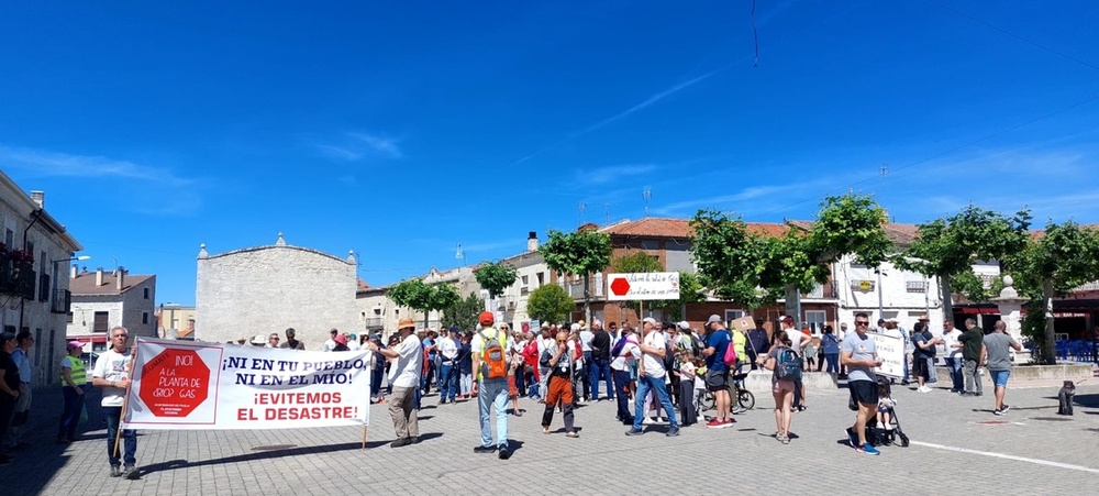 Unas 300 personas se concentran en Montemayor de Pililla contra una planta de biogás.