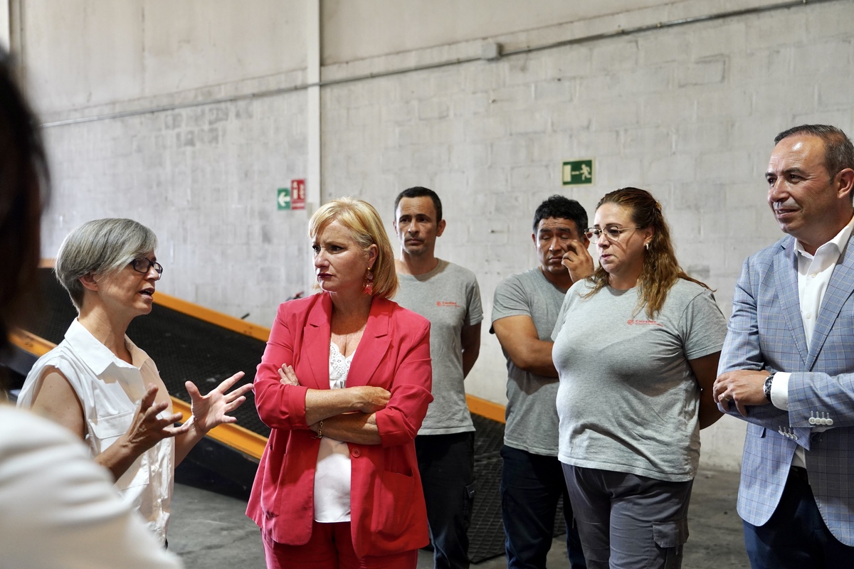 La consejera de Industria, Comercio y Empleo, Leticia García, visita las instalaciones de Arco Iris Prolava, en Santovenia de Pisuerga  / MIRIAM CHACÓN / ICAL