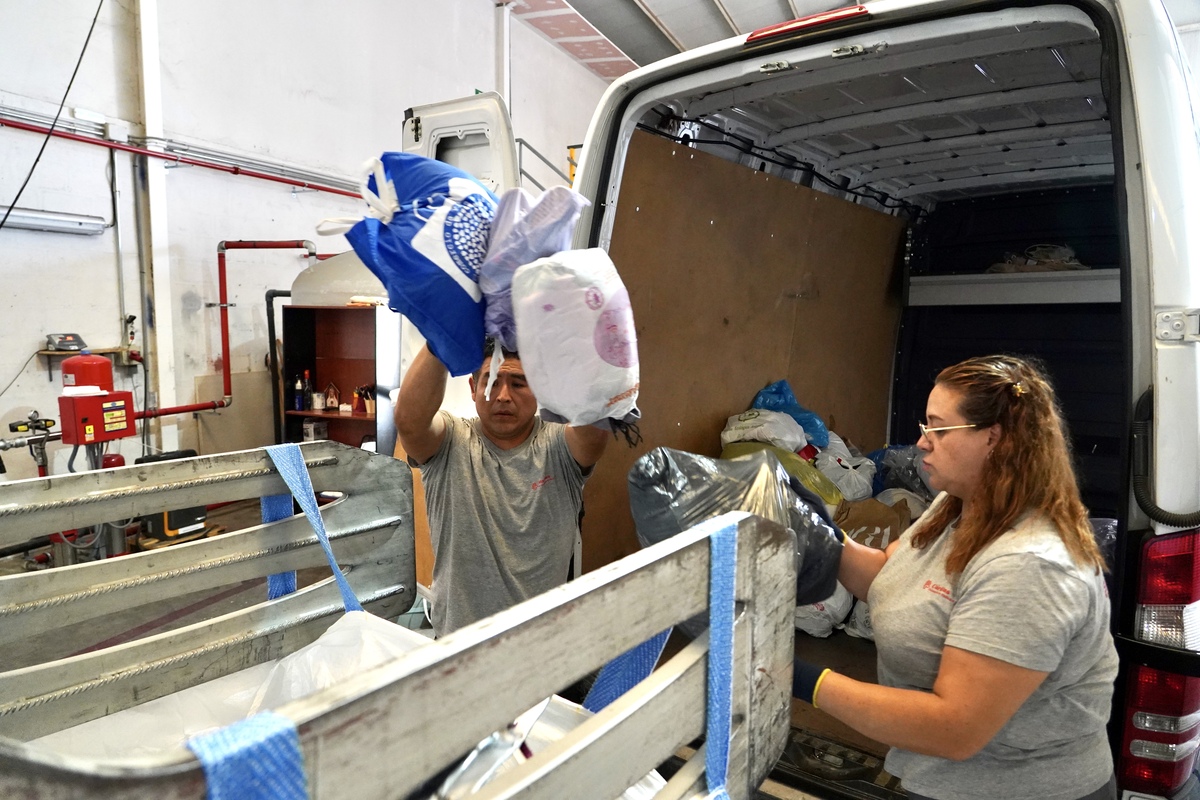 La consejera de Industria, Comercio y Empleo, Leticia García, visita las instalaciones de Arco Iris Prolava, en Santovenia de Pisuerga  / MIRIAM CHACÓN / ICAL