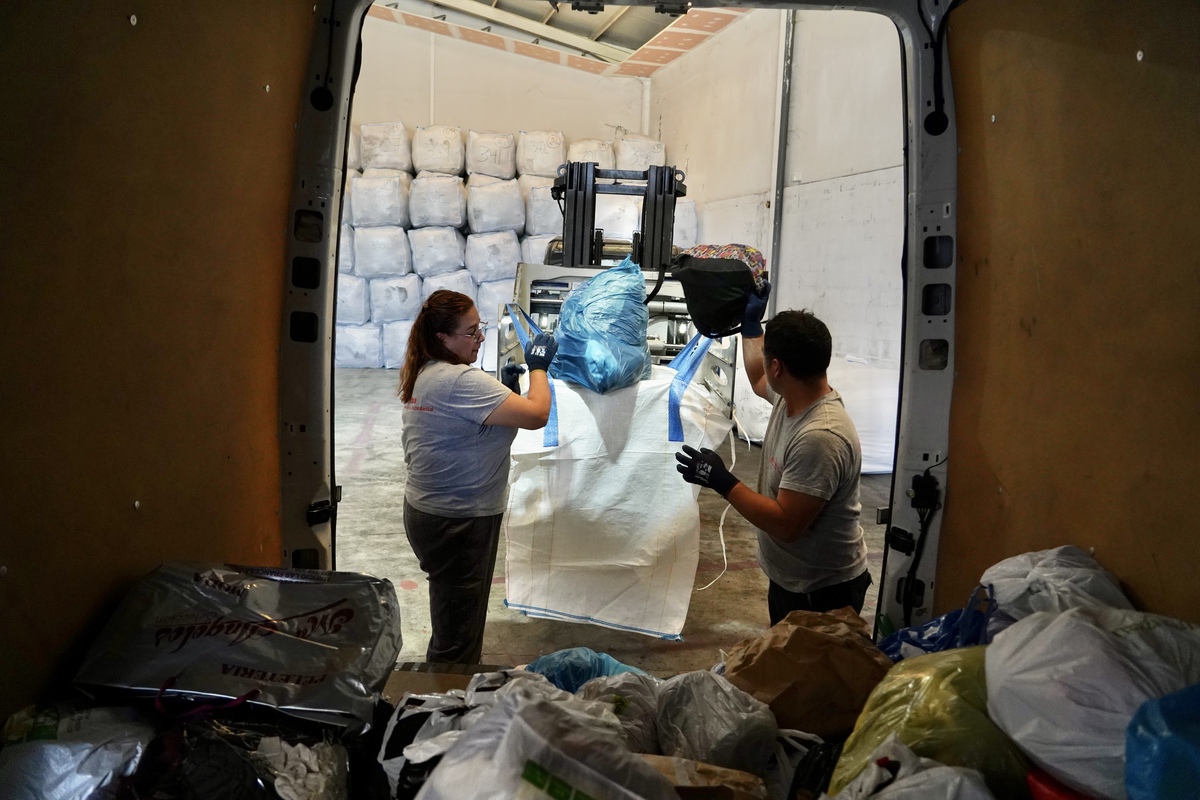 La consejera de Industria, Comercio y Empleo, Leticia García, visita las instalaciones de Arco Iris Prolava, en Santovenia de Pisuerga  / MIRIAM CHACÓN / ICAL