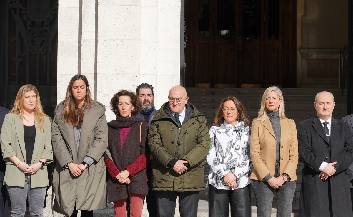 Minuto de silencio en la plaza Mayor de Valladolid  / MIRIAM CHACÓN / ICAL