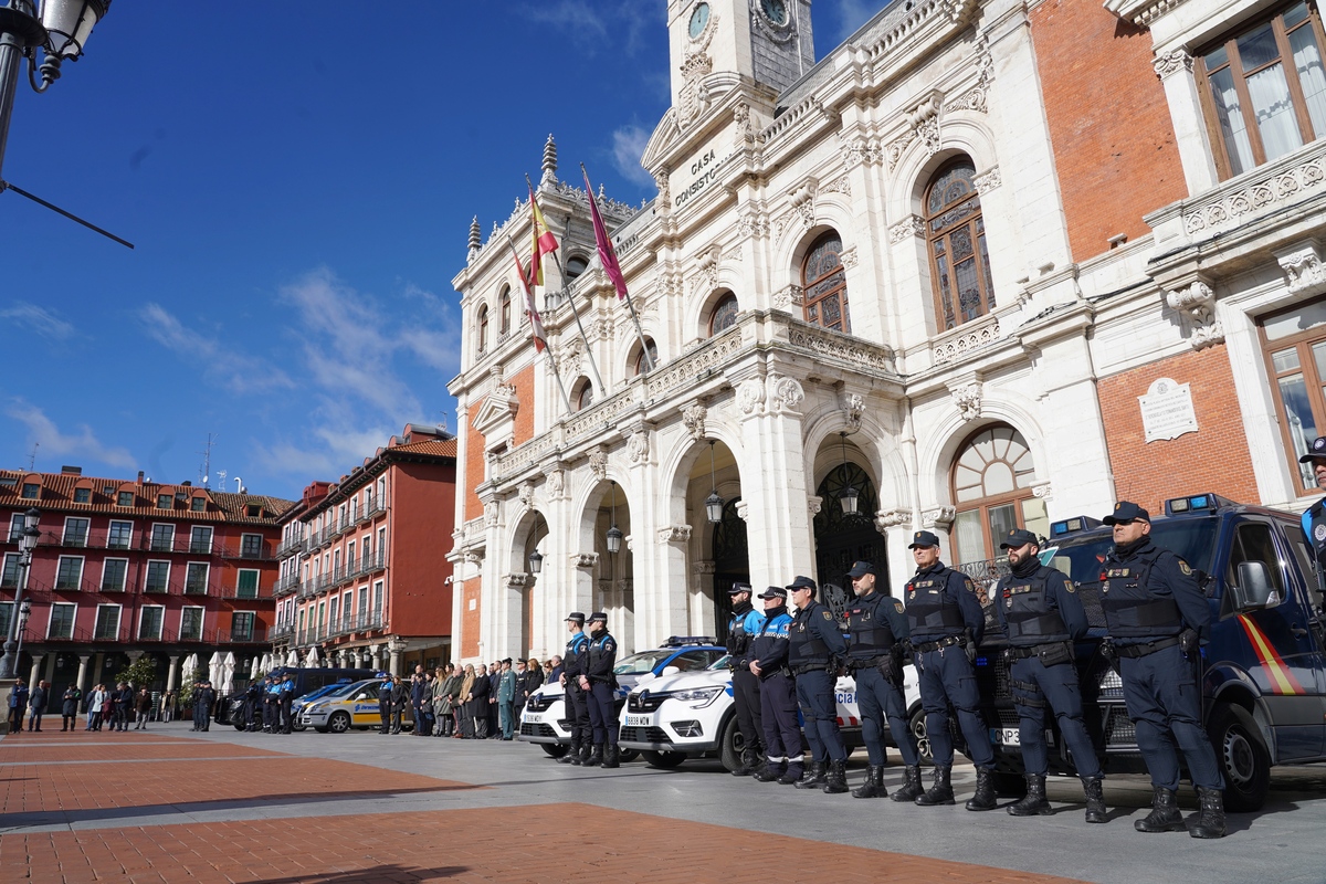 Minuto de silencio en la plaza Mayor de Valladolid  / MIRIAM CHACÓN / ICAL