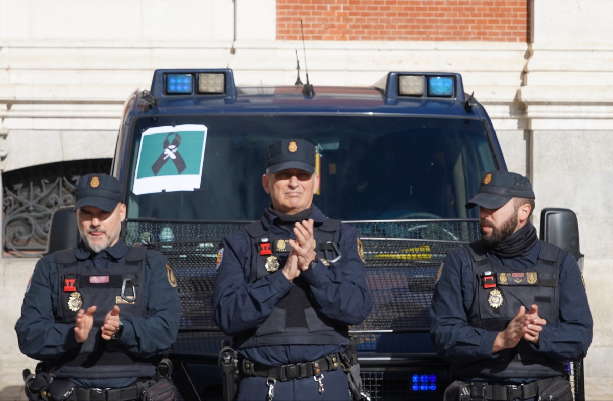 Minuto de silencio en la plaza Mayor de Valladolid  / MIRIAM CHACÓN / ICAL