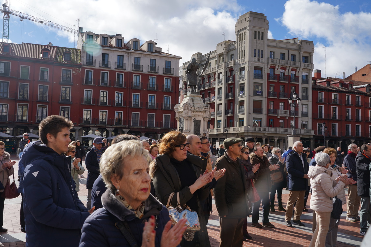 Minuto de silencio en la plaza Mayor de Valladolid  / MIRIAM CHACÓN / ICAL