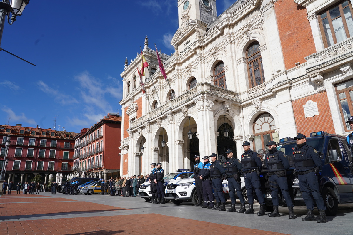 Minuto de silencio en la plaza Mayor de Valladolid  / MIRIAM CHACÓN / ICAL