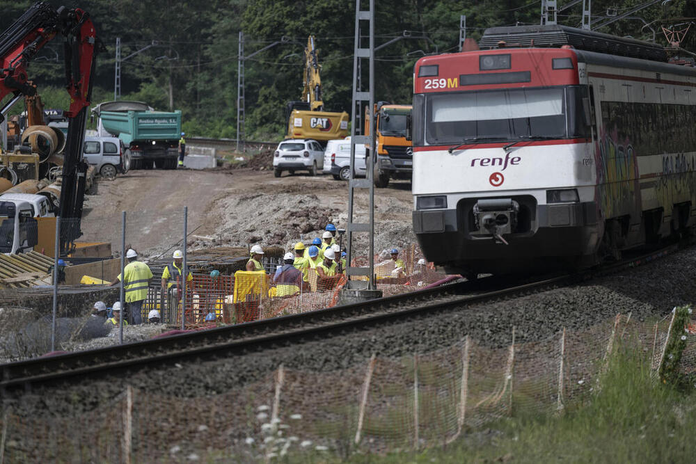 Varios trabajadores en la inmediaciones de las vías del tren, este martes en la localidad cántabra de Parbayón.