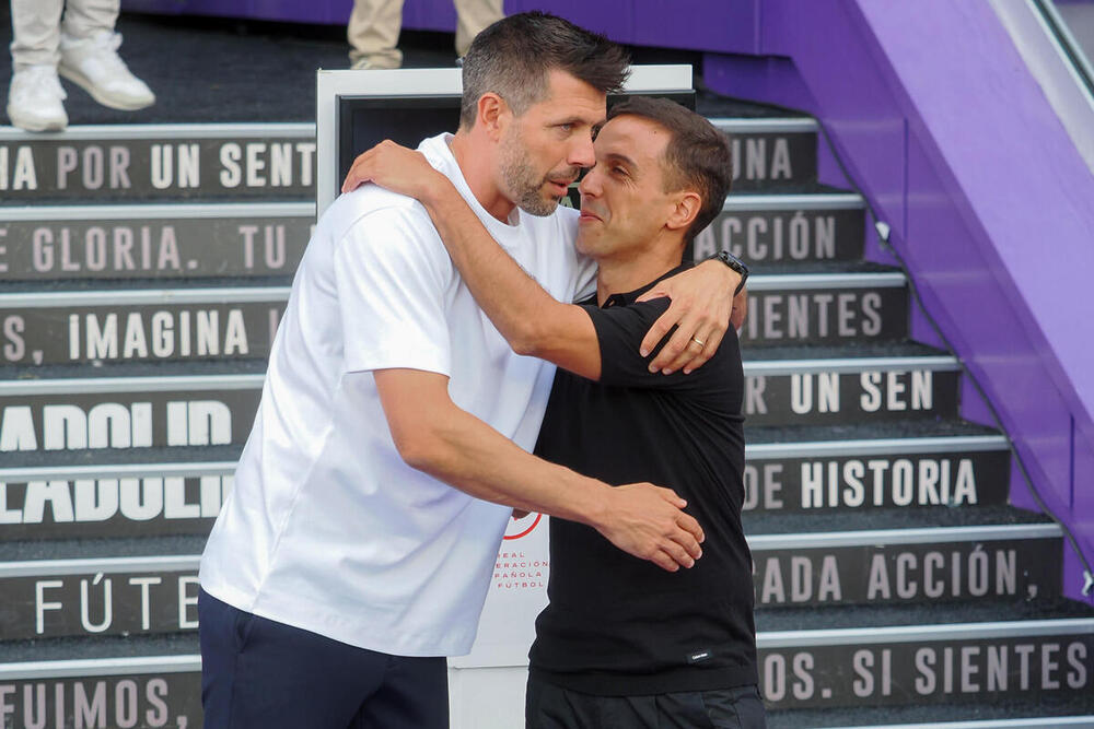 El entrenador del Real Valladolid, el uruguayo Paulo Pezzolano (i), saluda al del Leganés, Borja Jiménez, se saludan antes del inicio de partido de LaLiga entre Real Valladolid y Leganés.  / EFE