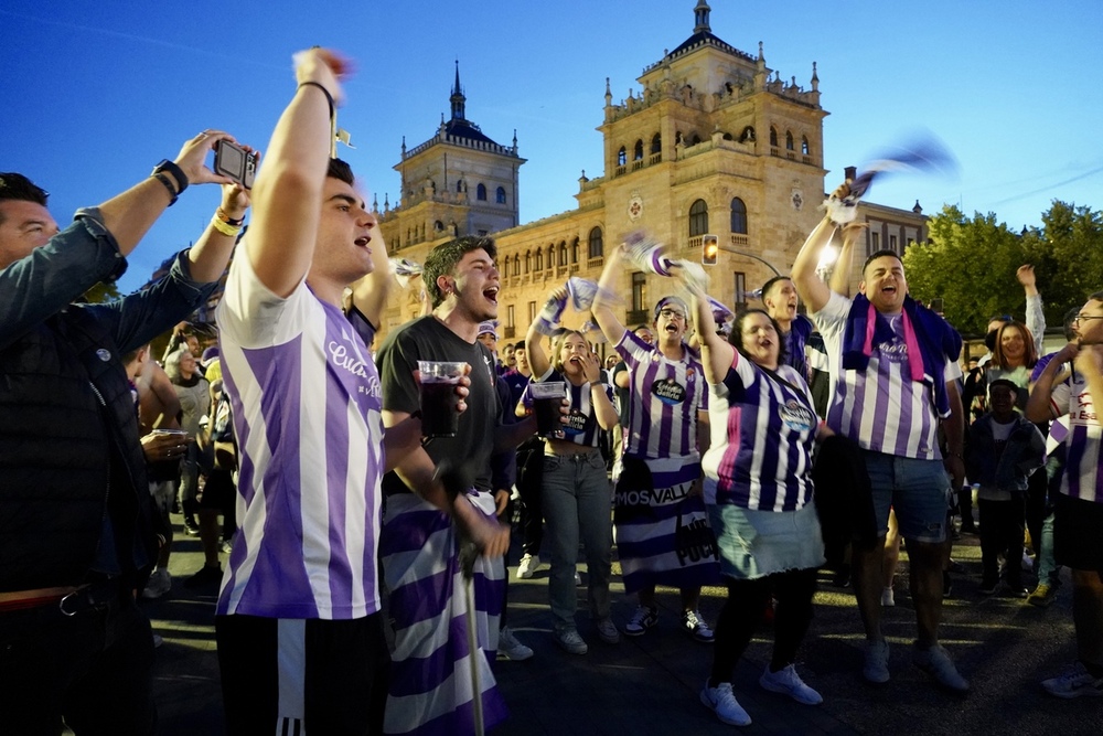 Aficionados en la plaza de Zorrilla. 