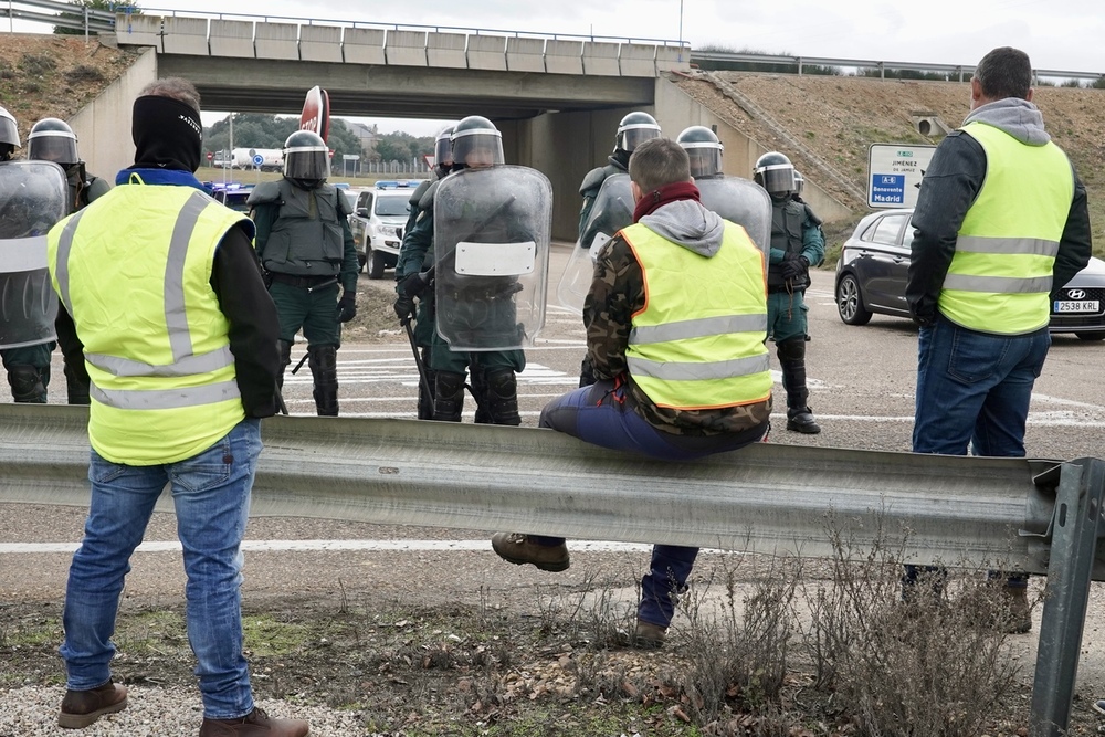 Los agricultores cortan la autovía A-6 a la altura de La Bañeza (León).