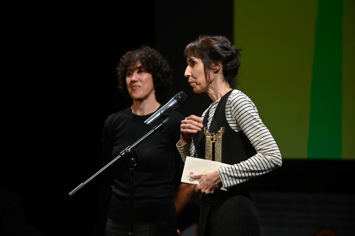 Las realizadoras Eva Libertad y Nuria Muñoz tras recibir el Roel de Oro.  / EFE