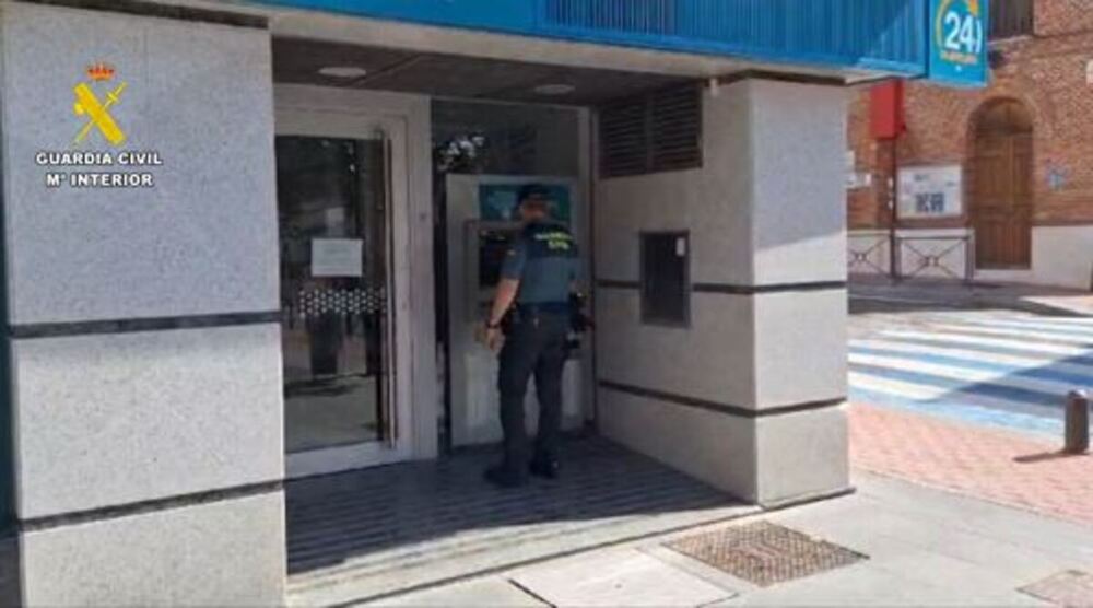 La Guardia Civil de Valladolid detiene a una cuidadora por un delito de estafa a una persona de avanzada edad.