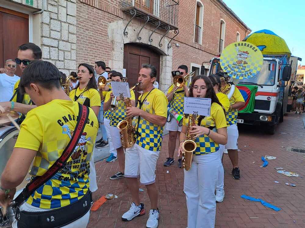 Laguna vive con la alegría de sus peñas sus fiestas patronales