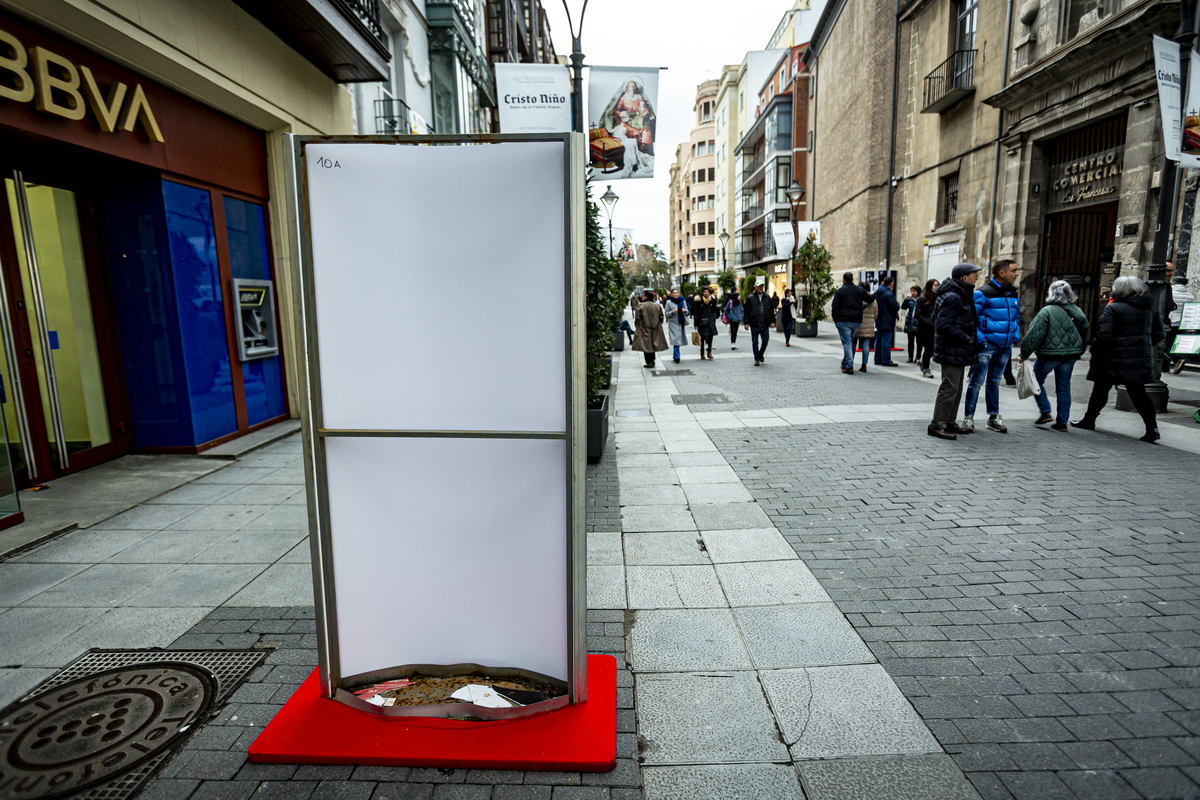 El fuerte viento destroza algunas fotos de cineastas colocadas en la calle Santiago.   / JONATHAN TAJES