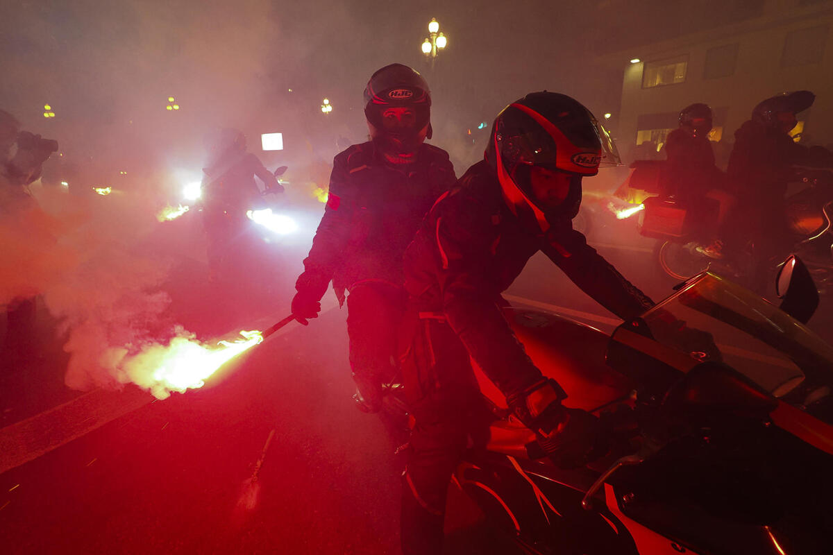 Desfile de antorchas en recuerdo a los motoristas fallecidos, durante la concentración motera Pingüinos 2024 este sábado.  / EFE/R. GARCÍA