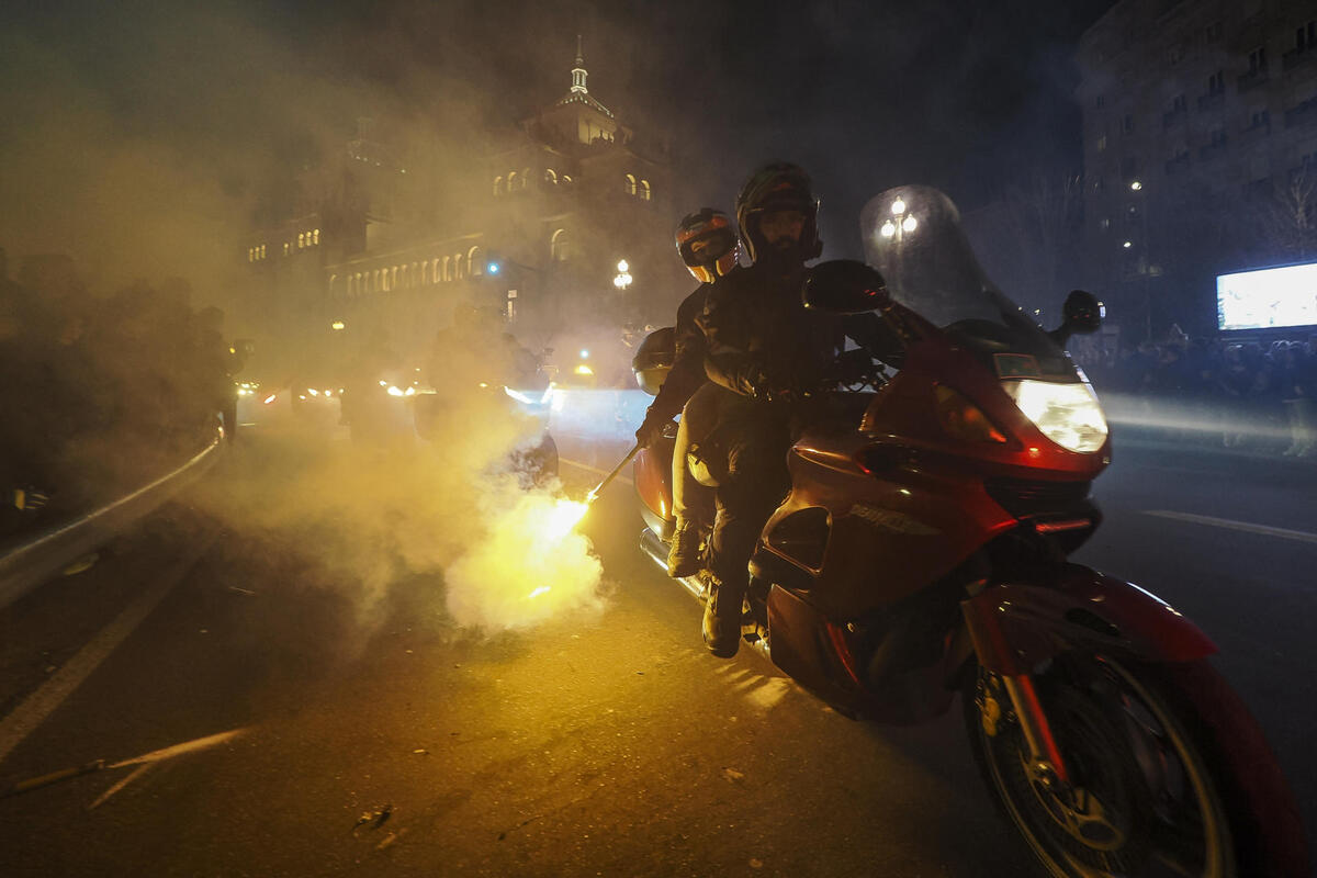 Desfile de antorchas en recuerdo a los motoristas fallecidos, durante la concentración motera Pingüinos 2024 este sábado.  / EFE/R. GARCÍA