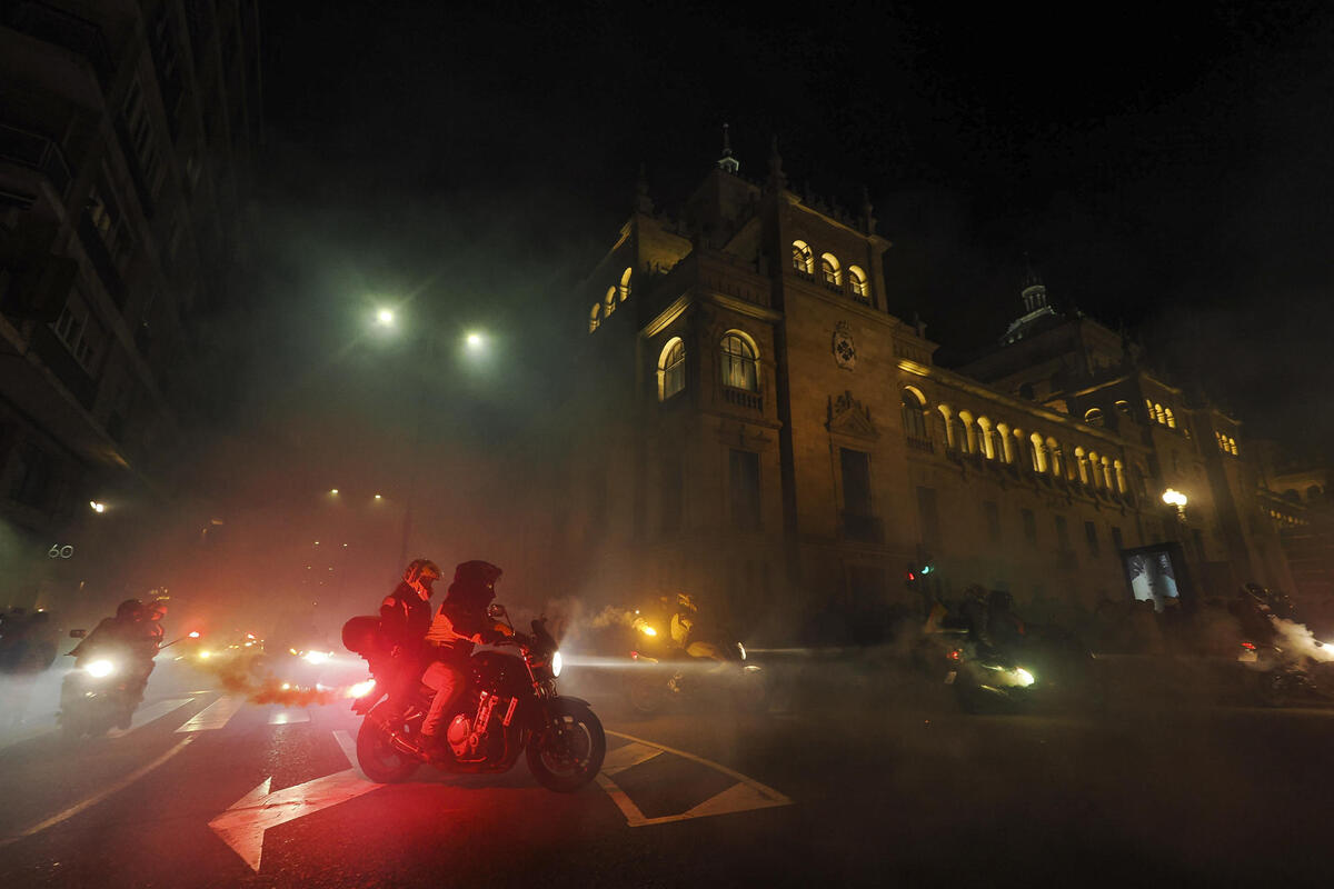 Desfile de antorchas en recuerdo a los motoristas fallecidos, durante la concentración motera Pingüinos 2024 este sábado.  / EFE/R. GARCÍA