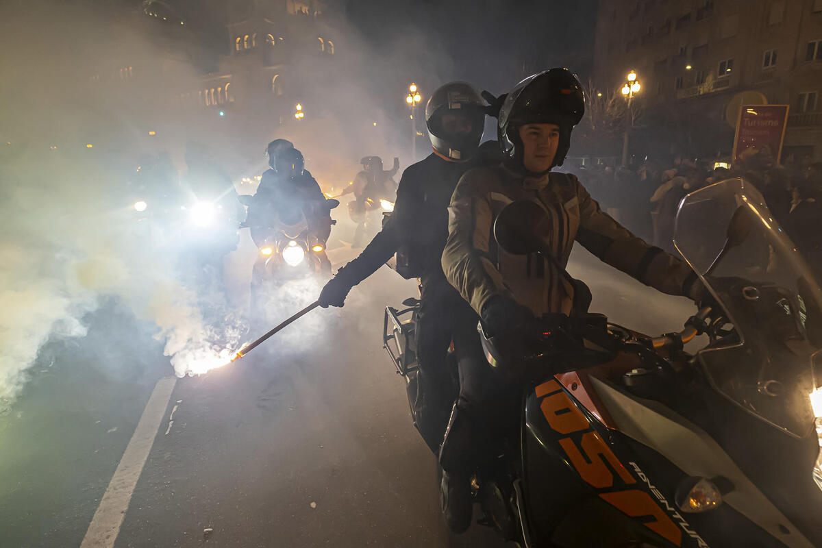 Desfile de antorchas en recuerdo a los motoristas fallecidos, durante la concentración motera Pingüinos 2024 este sábado en Valladolid.   / EFE/R. GARCÍA