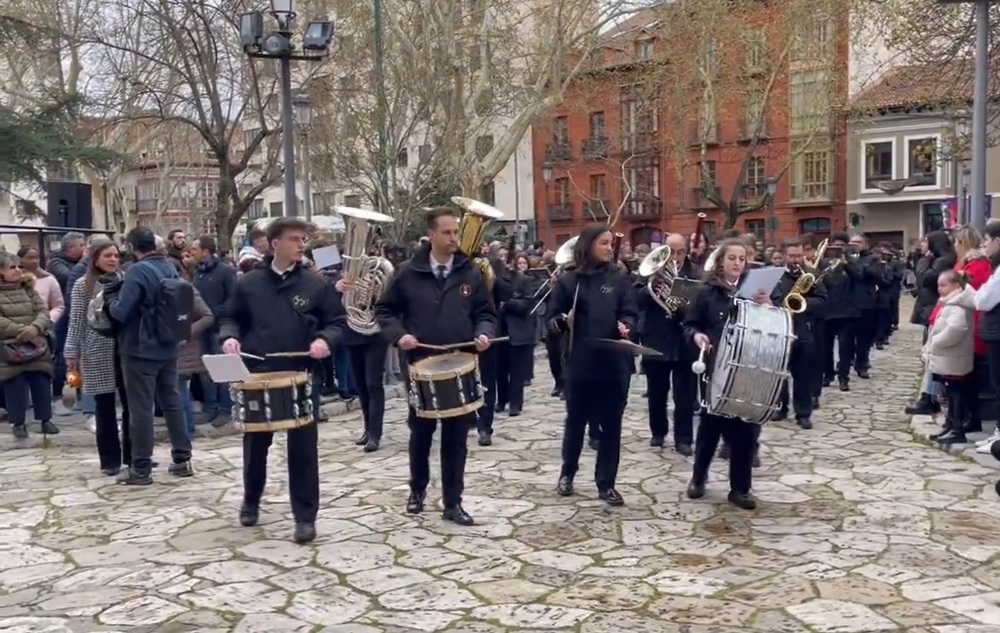 La banda sinfónica de Arroyo, este jueves en la plaza de Santa Cruz.